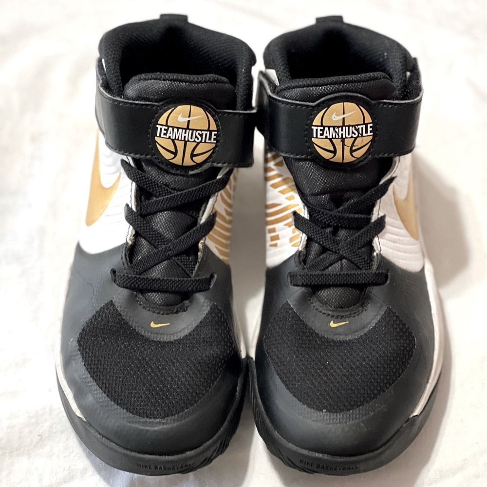BOYS NIKE LITTLE KID TEAM HUSTLE D9 BASKETBALL SHOES